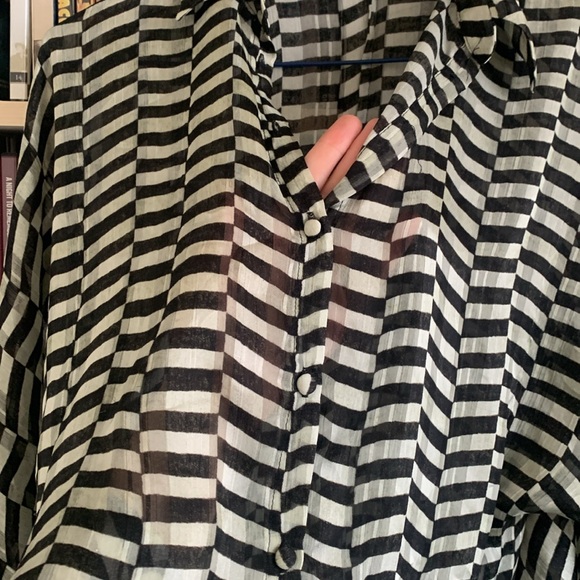 Flowy slightly sheer Zara blouse - Picture 2 of 3